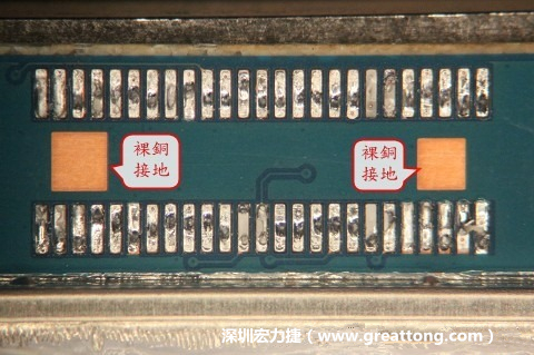 把板對(duì)板連接器全部移除，發(fā)現(xiàn)其下方板子共有兩個(gè)裸銅的方形設(shè)計(jì)。