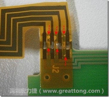 這張圖所顯示的，PCBA工廠實(shí)際進(jìn)行HotBar(熱壓熔錫焊接)焊接的時(shí)候，經(jīng)常會(huì)出現(xiàn)這類(lèi)焊墊之間短路的問(wèn)題，下面的圖示為比較嚴(yán)重的案例，大部分都只有部份溢錫，但這對(duì)品質(zhì)信賴杜已經(jīng)產(chǎn)生了及大的為害，既使現(xiàn)在測(cè)試沒(méi)有出現(xiàn)問(wèn)題，難保在高溫膏濕的環(huán)境下不會(huì)出現(xiàn)電子遷移(Electromigration)的現(xiàn)象。