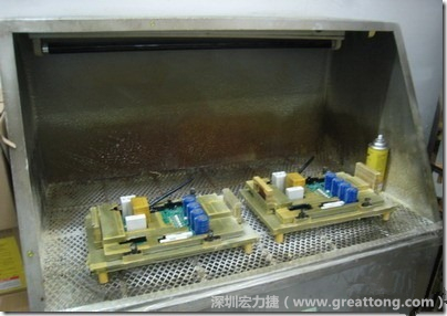 使用噴涂(Spraying)方式作業(yè)conformal coating時，需設備抽真空的設備，否則噴涂的物質會飄散到空氣當中，影響人體的健康。