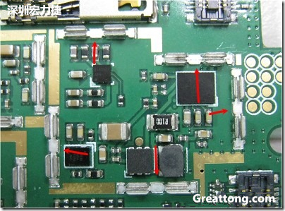 圖中顯示一塊電路板使用這種屏蔽夾(shielding clip)的實(shí)例?；旧衔覀?cè)趶澖堑牡胤蕉荚O(shè)計(jì)擺放了一個(gè)屏蔽夾，這樣可以讓作業(yè)員比較方便安裝屏蔽罩(shielding can)時(shí)的對(duì)位準(zhǔn)確。然后在其他沒(méi)有屏蔽夾的地方也設(shè)計(jì)了一些接地的布線，一來(lái)可以稍微提升屏蔽罩的電磁隔絕能力，另一方面也可以為屏蔽夾無(wú)效時(shí)，馬上可以更改為屏蔽框，而無(wú)需要重新設(shè)計(jì)電路板。
