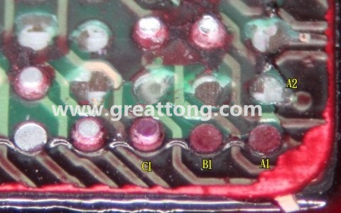 下圖是紅墨水測試后將PCB板子拿回來側(cè)一個(gè)角度拍攝的照片，就可以很清楚的看到錫球黏在PCB端，或不在PCB端。