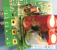 元件選擇不當(dāng)導(dǎo)致大量電流或電壓流經(jīng)電路，將會(huì)發(fā)生像這個(gè)燒融電容器的損壞情形。