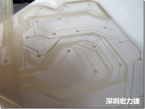 下面第二個(gè)圖則是另一片也有著按鍵線路的PTF，當(dāng)上、下兩面PTF的按鍵結(jié)點(diǎn)互相接觸后就可以計(jì)算出是哪個(gè)按鍵被按下了?？墒钱?dāng)按鍵沒有按下時(shí)，上下兩片PTF的線路則是分開的，所以上圖那片PTF的線路上面其實(shí)還另外覆蓋了另一層透明的PET作為絕緣層，只露出了需要在鍵盤按下時(shí)才會(huì)碰觸的接觸點(diǎn)，因?yàn)檫@些材質(zhì)使用的都是Polymer，所以才撐這樣的技術(shù)為Polydome(聚合簧片)。