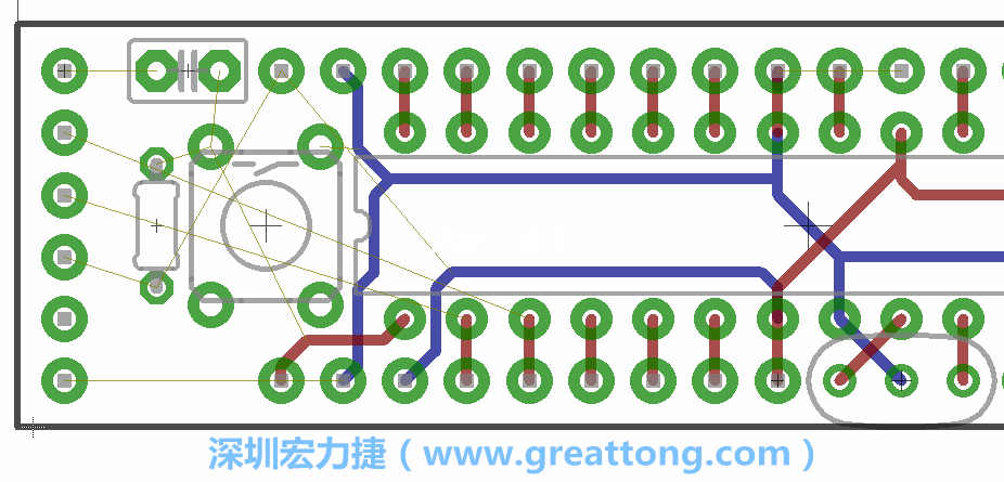到目前為止，你應(yīng)該只剩下四個部分還未進(jìn)行布線，10K重置上拉電阻器、重置電容和1×6的序列排針。