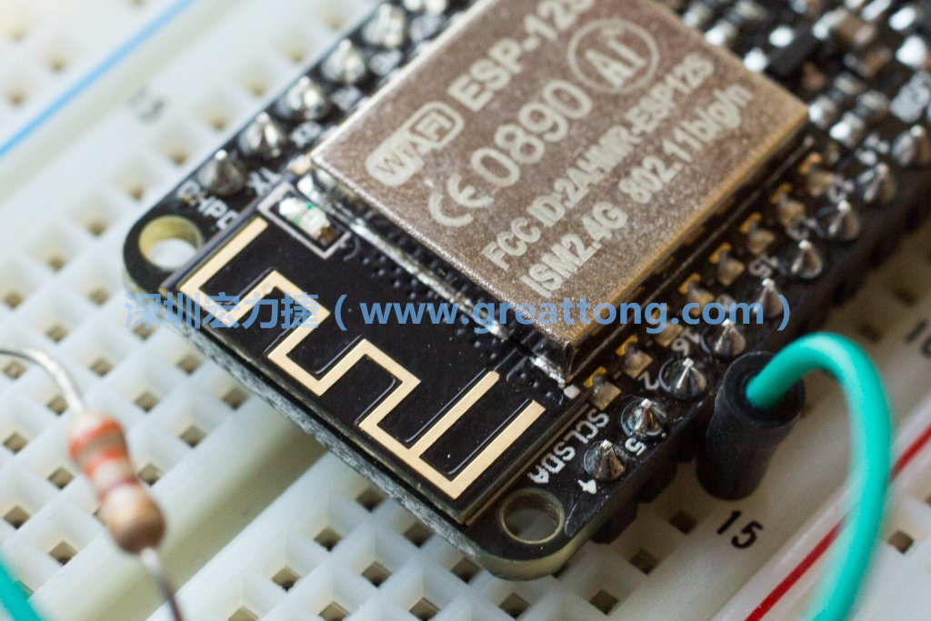 Adafruit Feather板上的無(wú)線電天線。